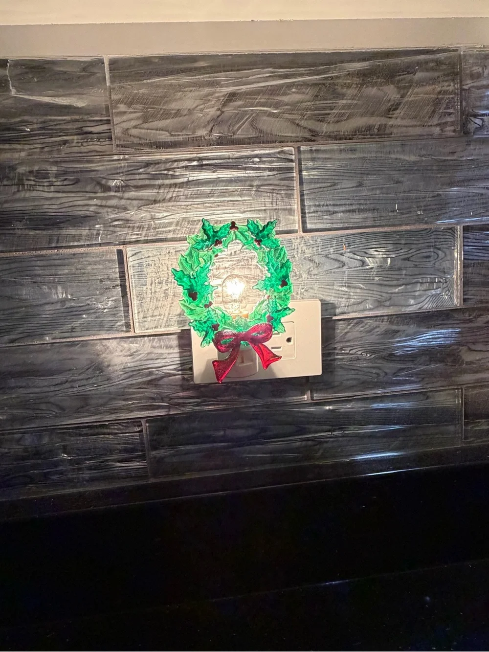 Christmas Wreath Plug In Night Light Vintage Christmas Wreath Plastic Bead as is